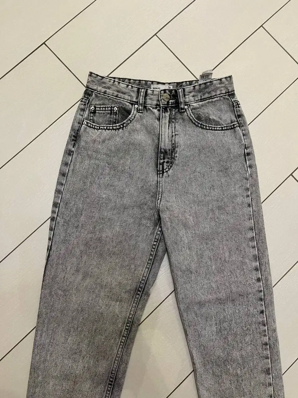 Женские джинсы мом серого цвета