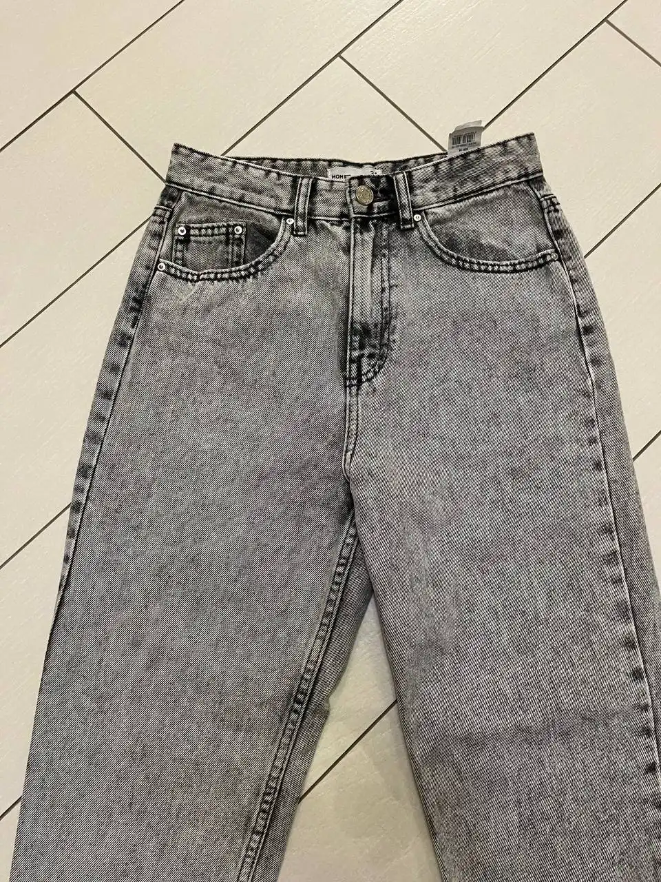 Женские джинсы мом серого цвета