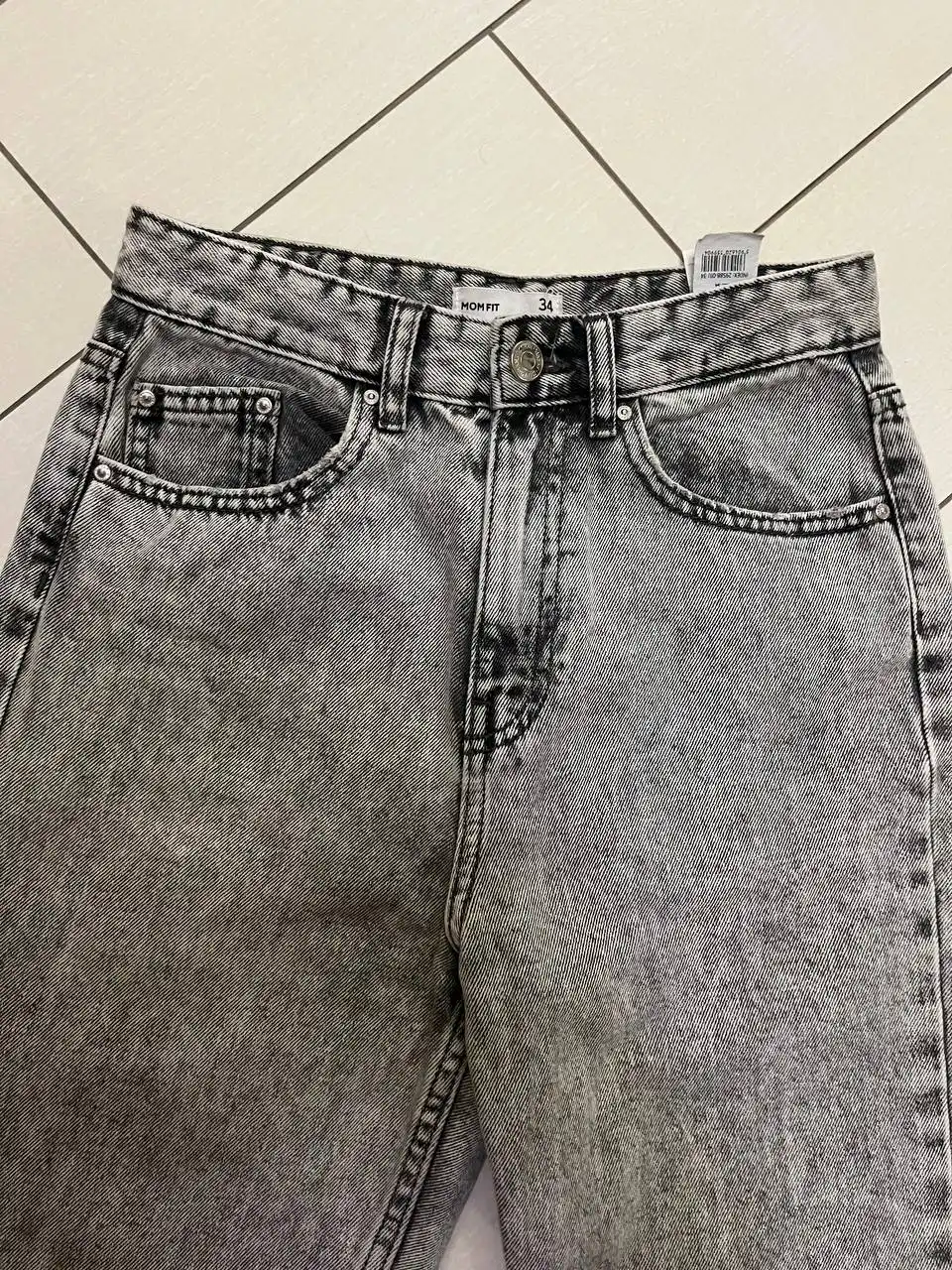 Женские джинсы мом серого цвета