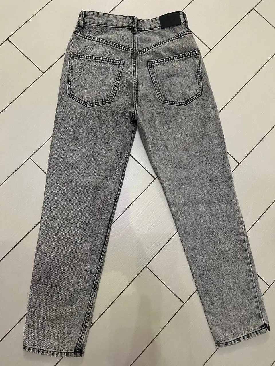 Женские джинсы мом серого цвета