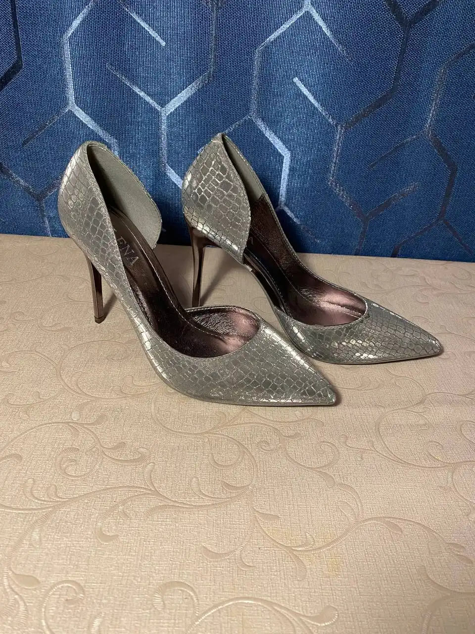 Продам новые туфли искусственные материалы размер 38