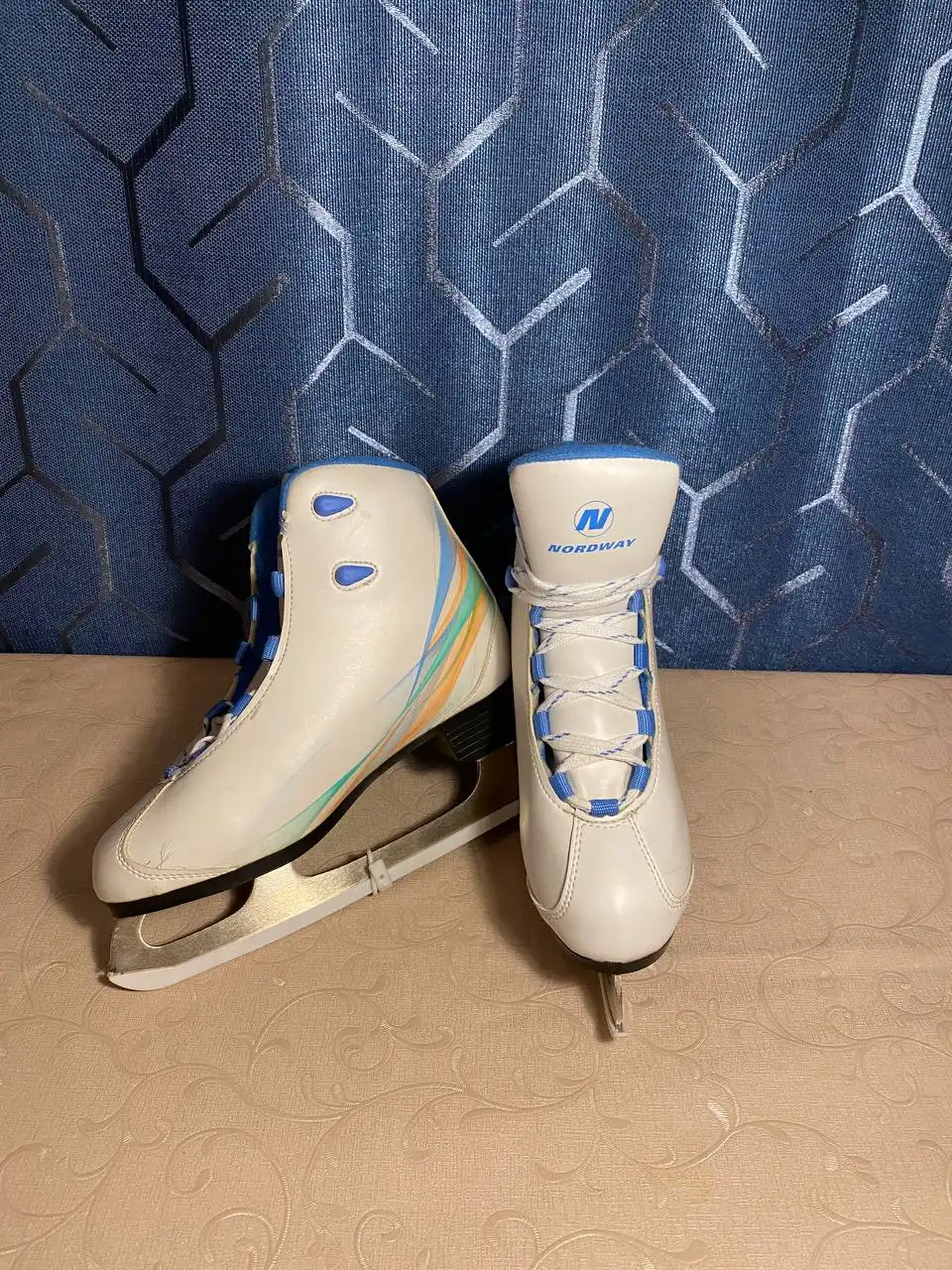 Продам новые фигурные коньки Nordway женские