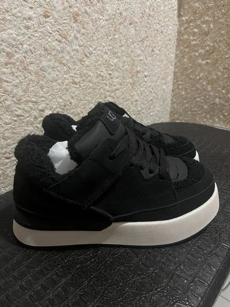 Зимние кроссовки UGG черного цвета 38 размер