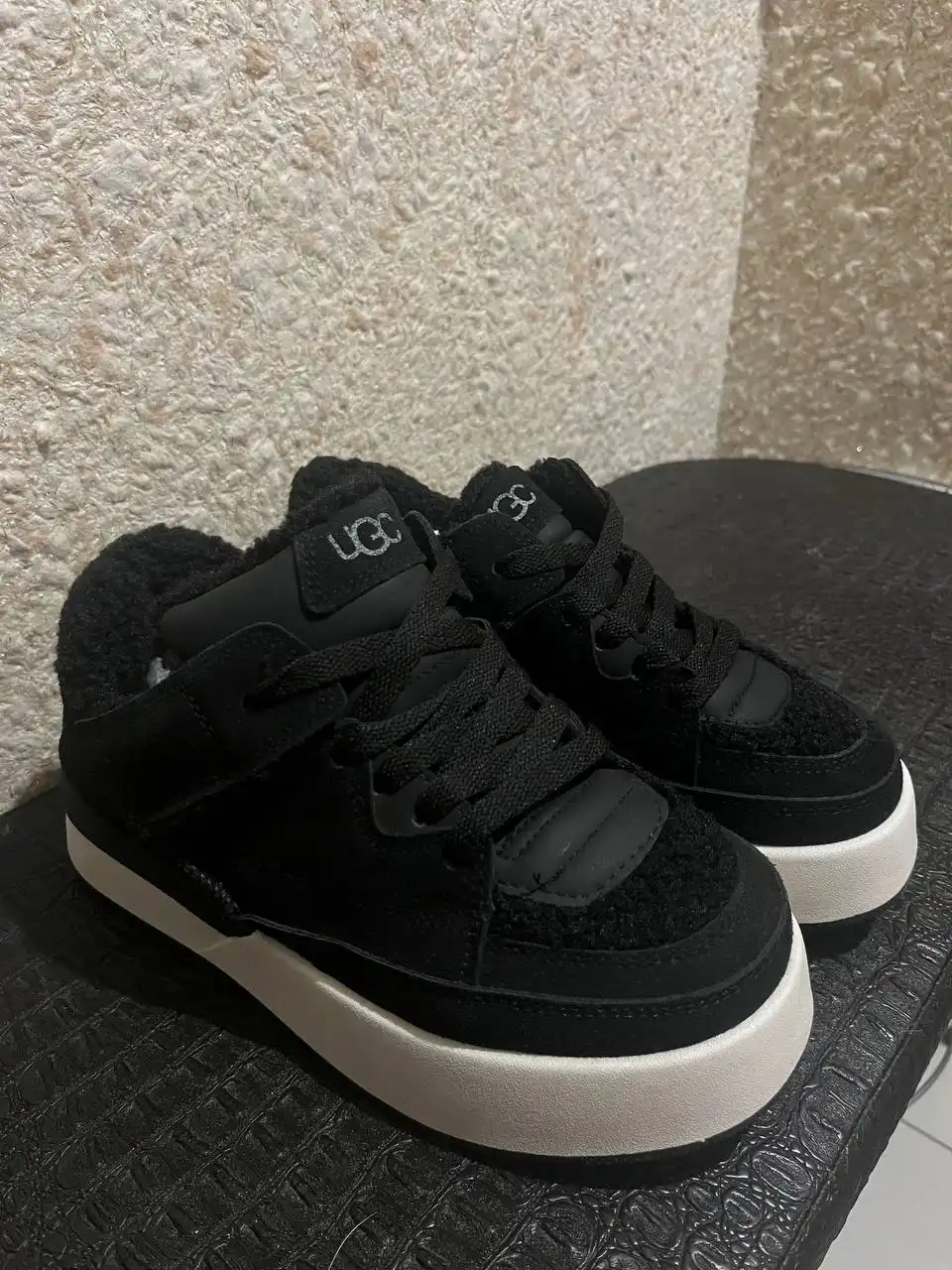 Зимние кроссовки UGG черного цвета 38 размер