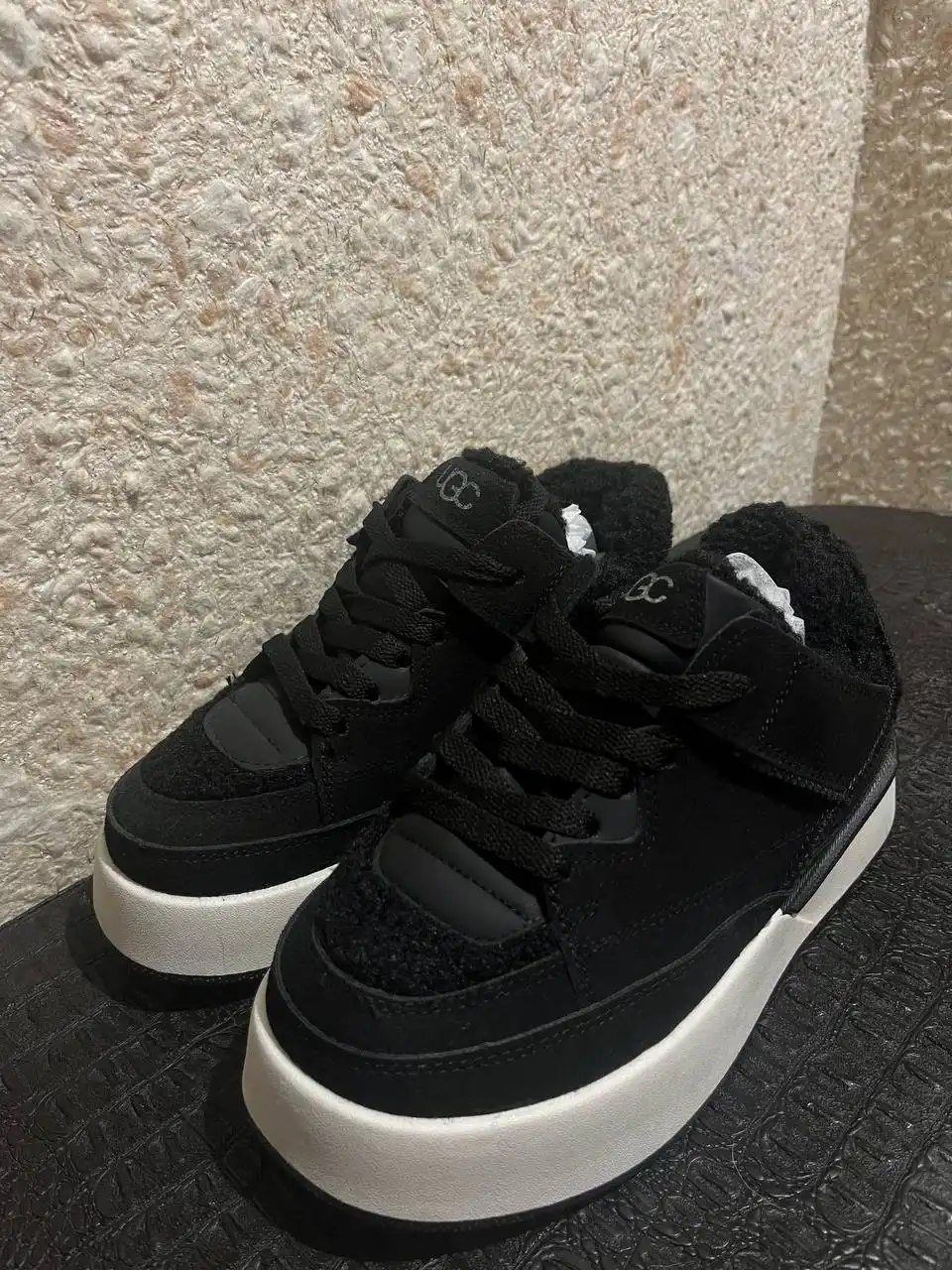 Зимние кроссовки UGG черного цвета 38 размер