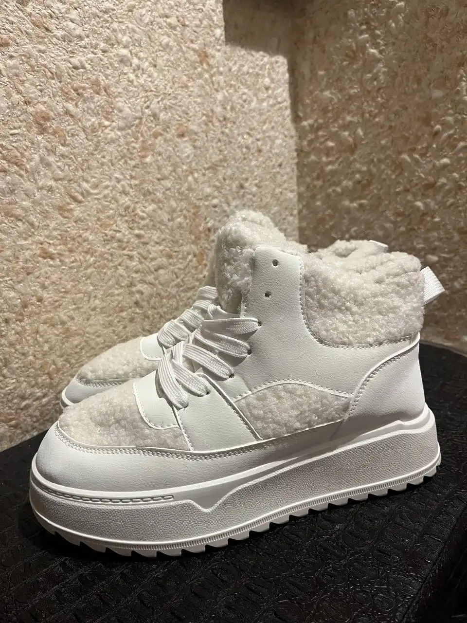 Белые кроссовки на платформе с меховой отделкой