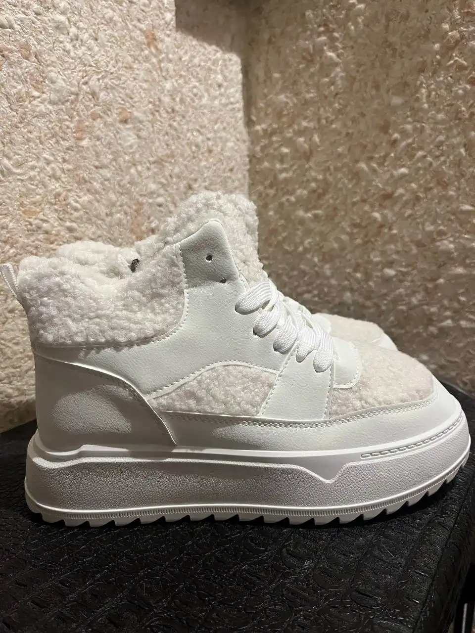 Белые кроссовки на платформе с меховой отделкой