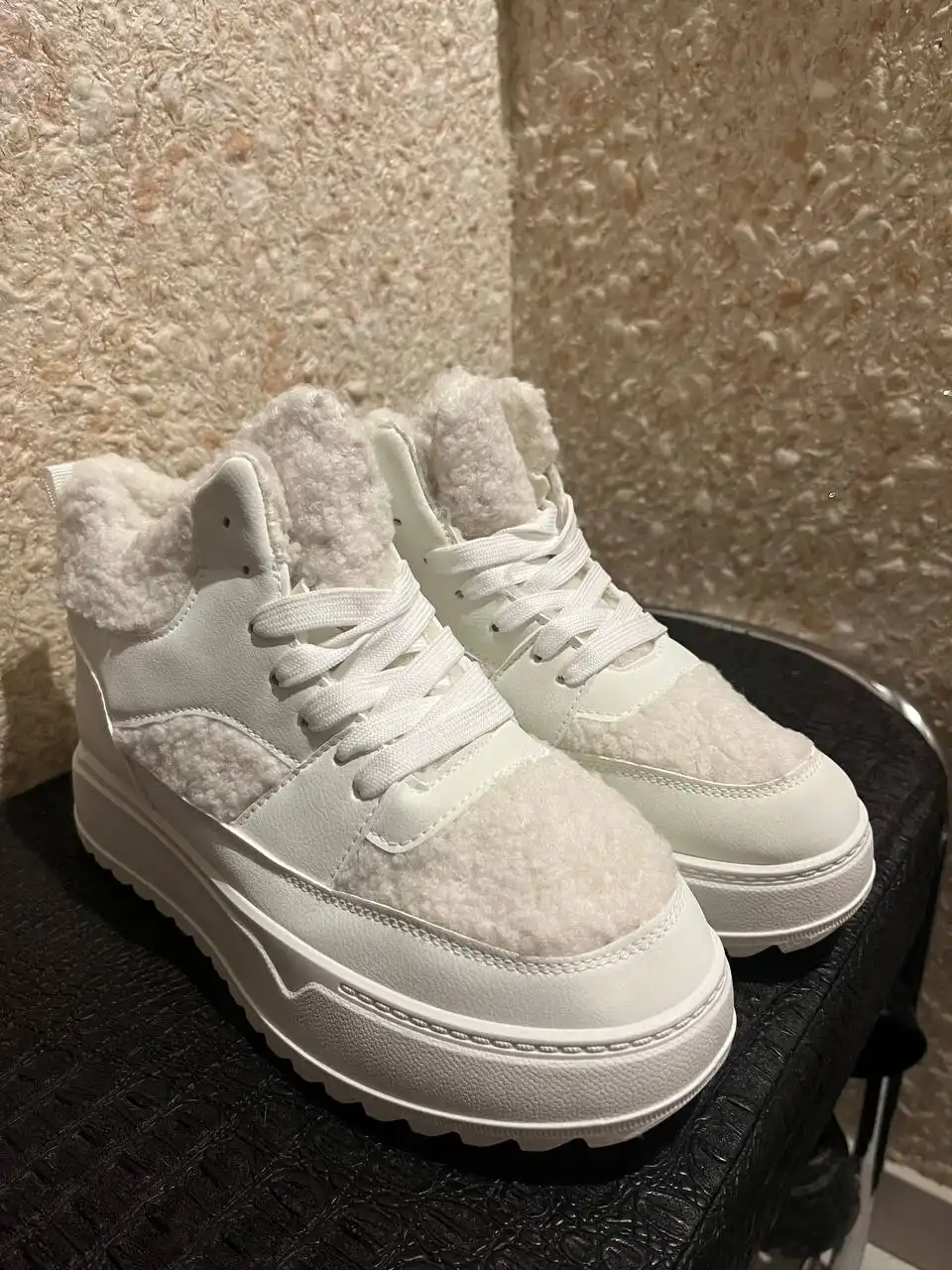 Белые кроссовки на платформе с меховой отделкой