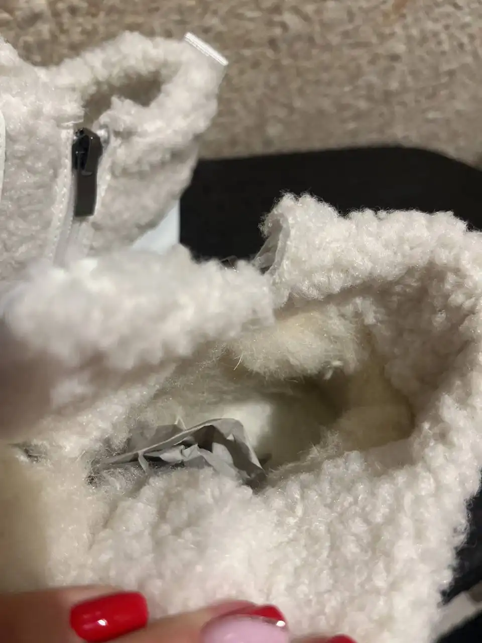 Белые кроссовки на платформе с меховой отделкой