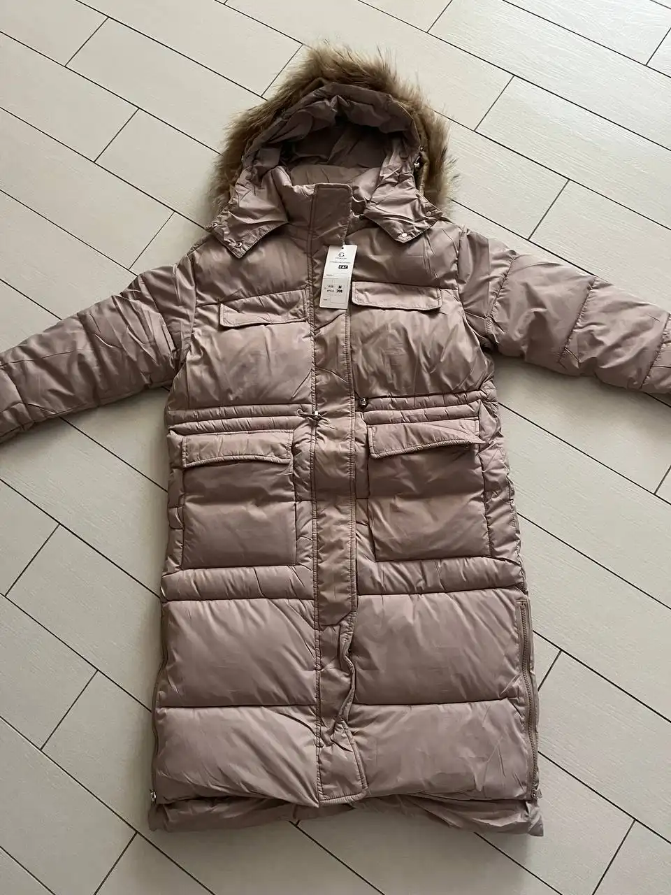 Новый зимний пуховик бежевого цвета, размер 44-46