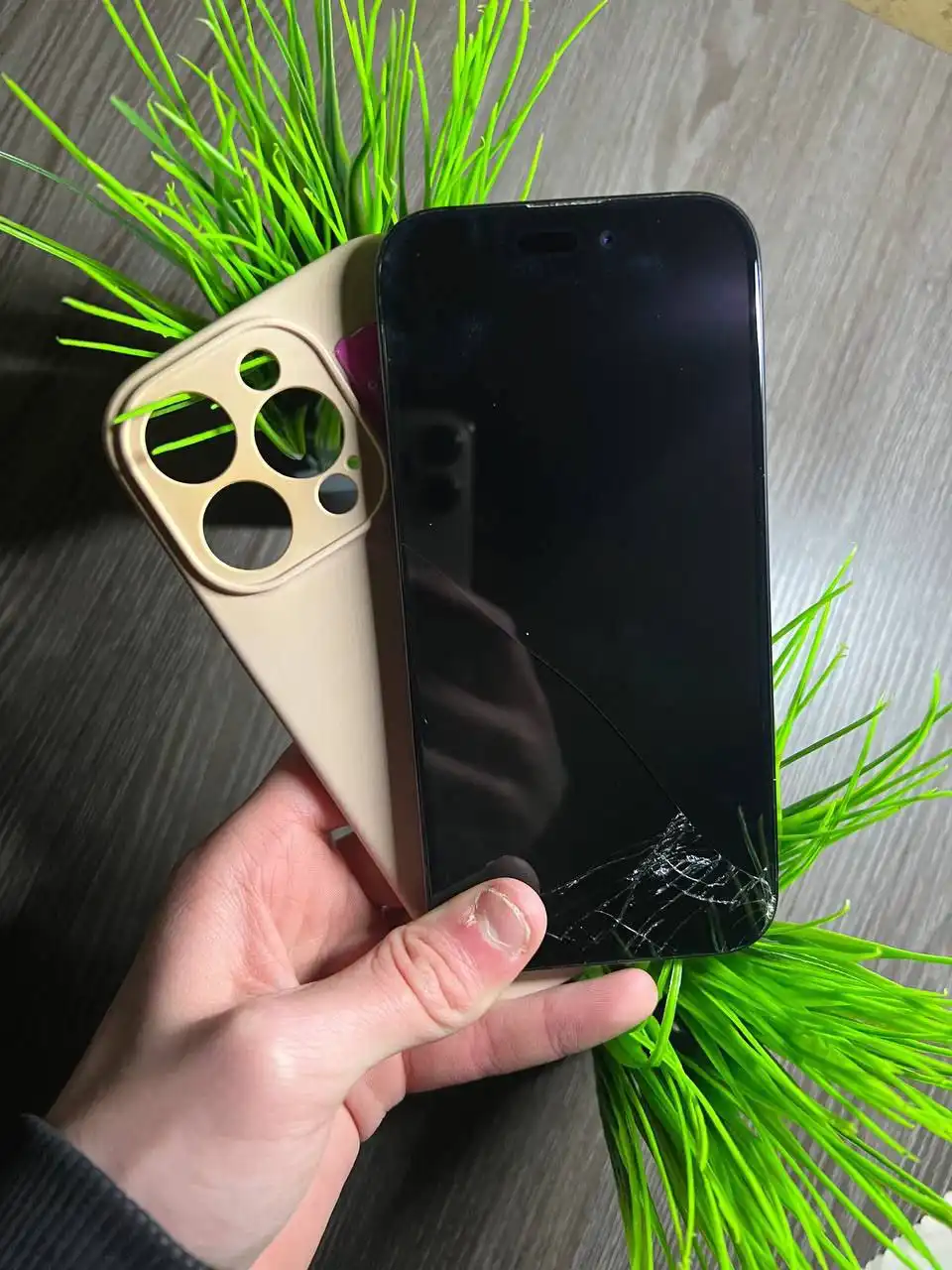 iPhone 15 Pro 128 ГБ с поврежденным экраном - Смартфоны (Электроника) в Иваново