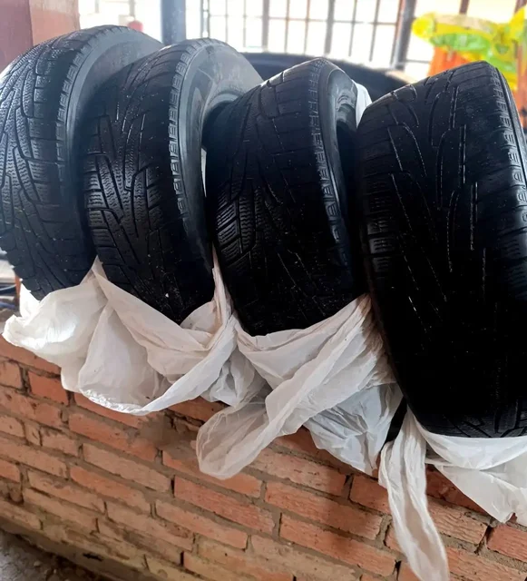 Продам зимнюю резину KUMHO 215/55/16 - Внедорожники в Иваново