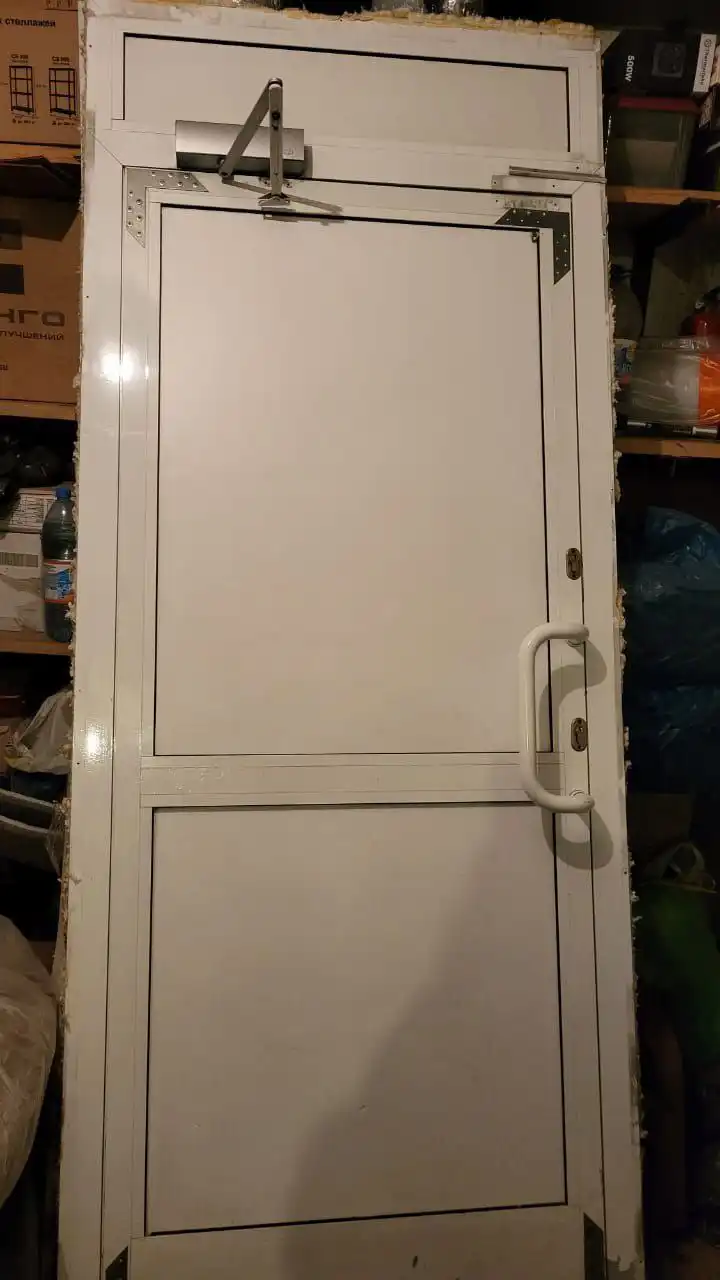 Продам б/у алюминиевую входную дверь с доводчиком