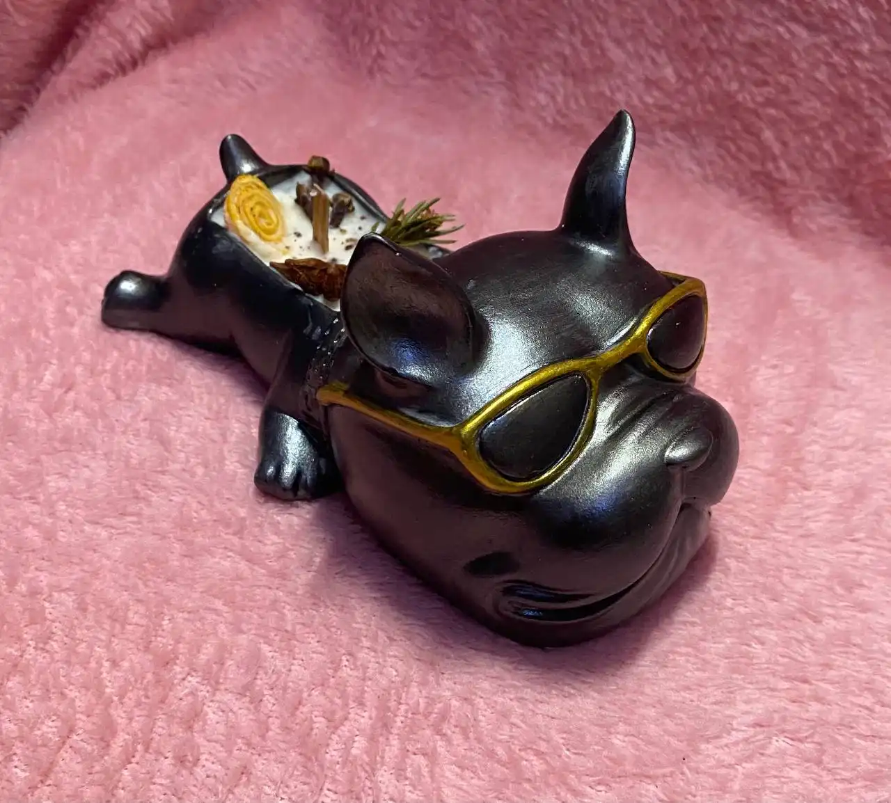 Бульдог свеча с отдушкой Новогодняя