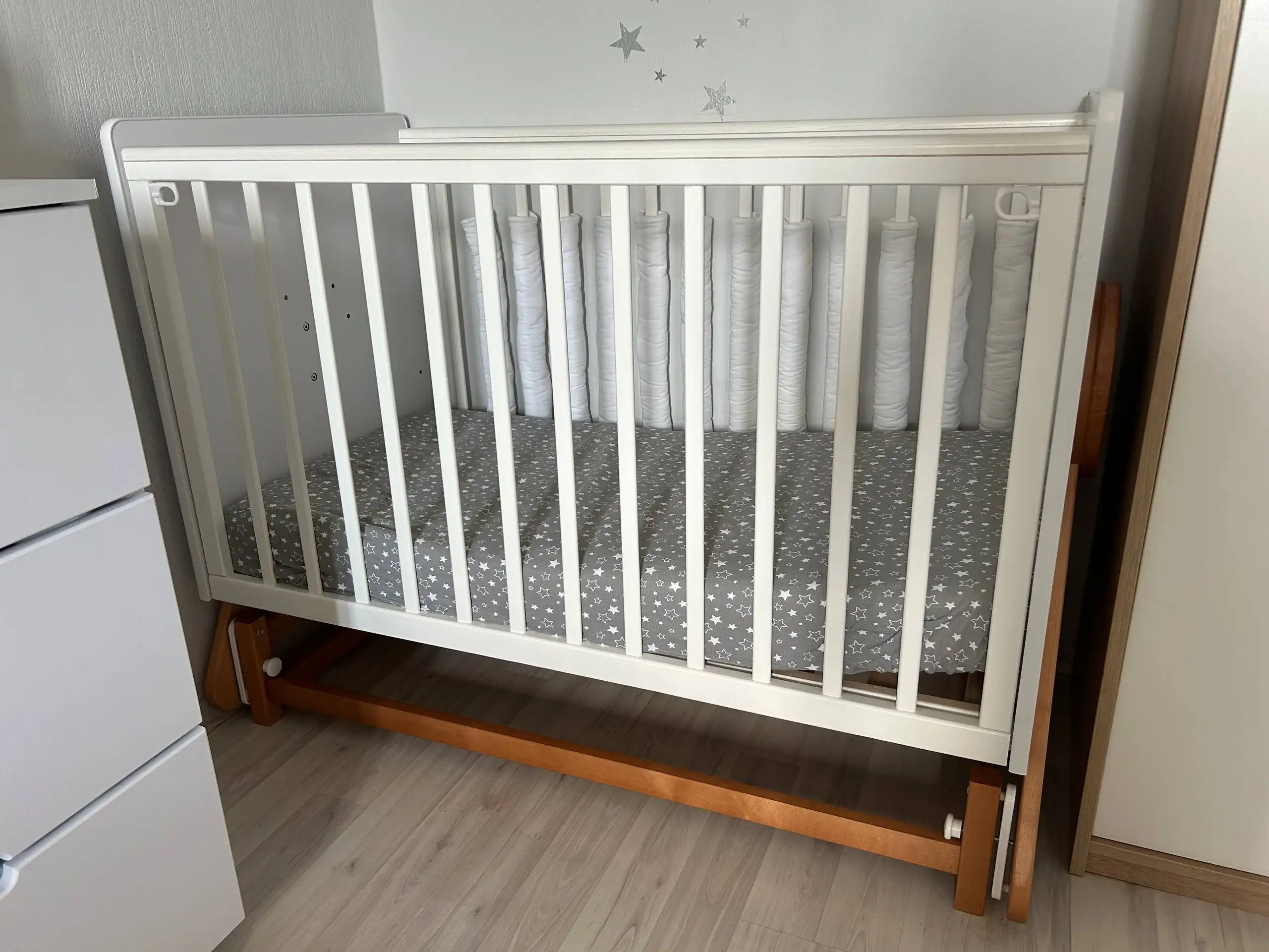 Кроватка детская с маятником и матрасом в идеальном состоянии - Кроватки (Товары для детей) в Кемерово