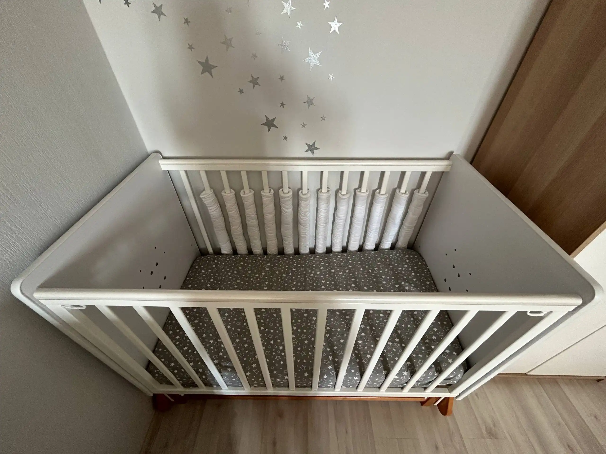 Кроватка детская с маятником и матрасом в идеальном состоянии - Кроватки (Товары для детей) в Кемерово