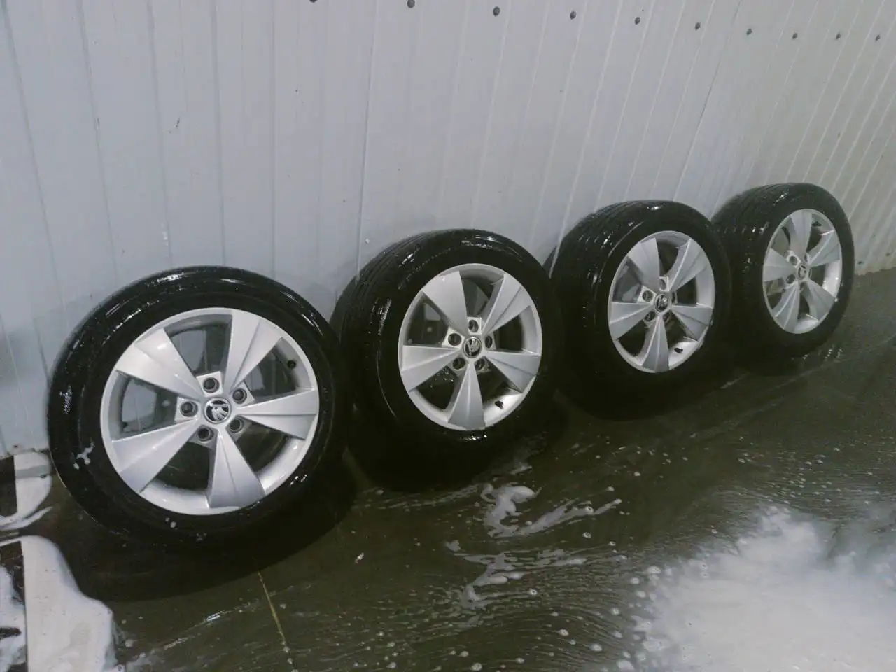 Диски оригинал Skoda 6.5x16 с летней резиной Hankook - Диски и шины (Запчасти) в Кемерово