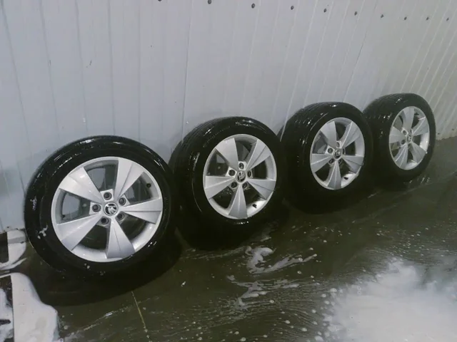 Диски оригинал Skoda 6.5x16 с летней резиной Hankook - Автоаксессуары в Кемерово