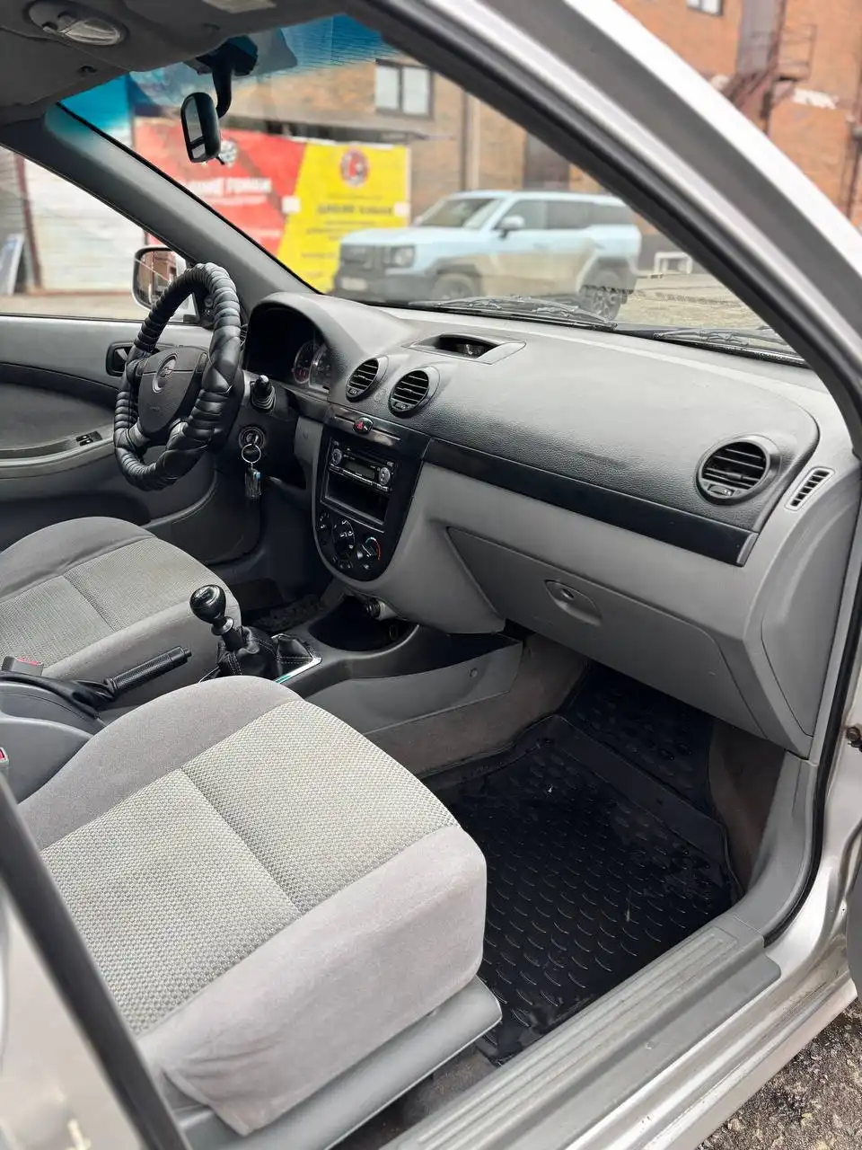 Продажа автомобиля 2010 года, механика, не гнилая, техничка обслужена