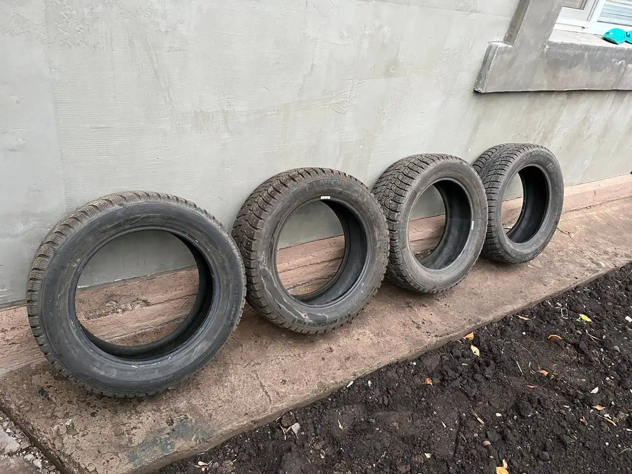 Продам резину 215/55R16 в хорошем состоянии