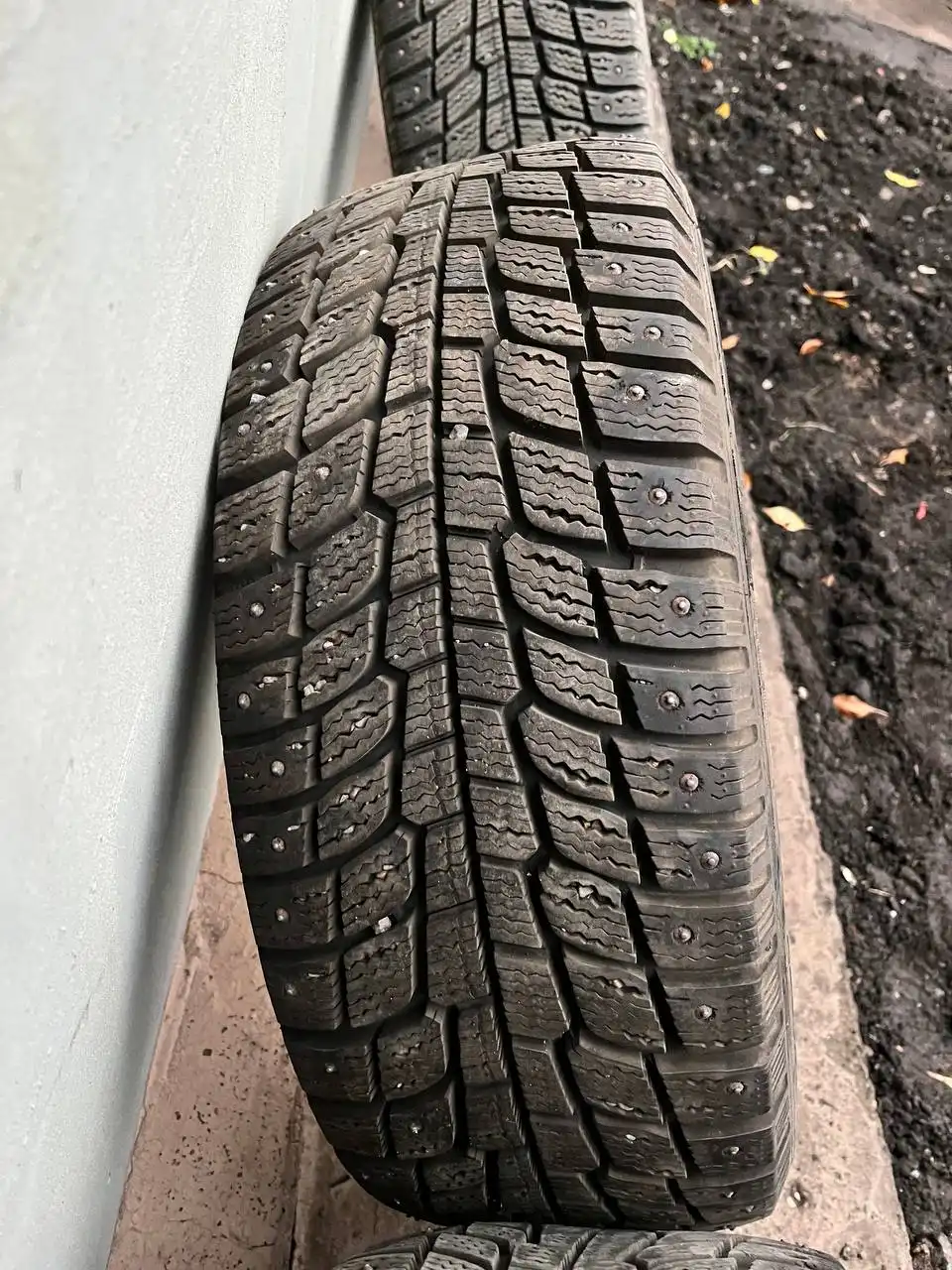 Продам резину 215/55R16 в хорошем состоянии