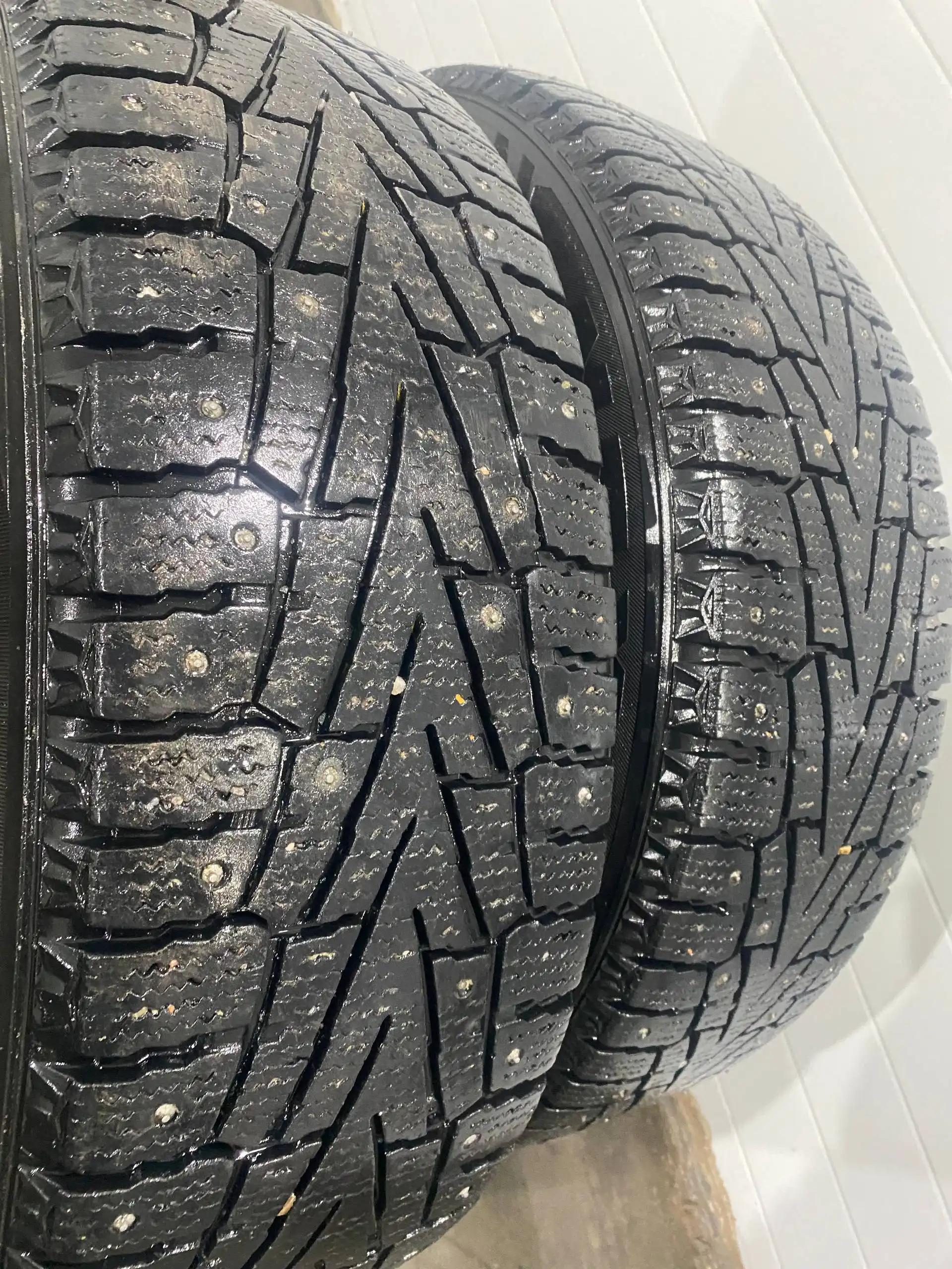 Продам комплект зимней резины WINGUARD NEXEN 225/60/17