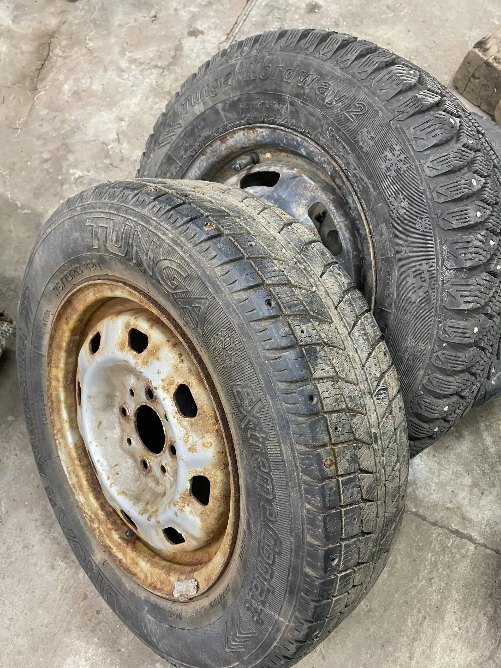 Два колеса R13 на зиму - Шины и диски (Авто) в Оренбург