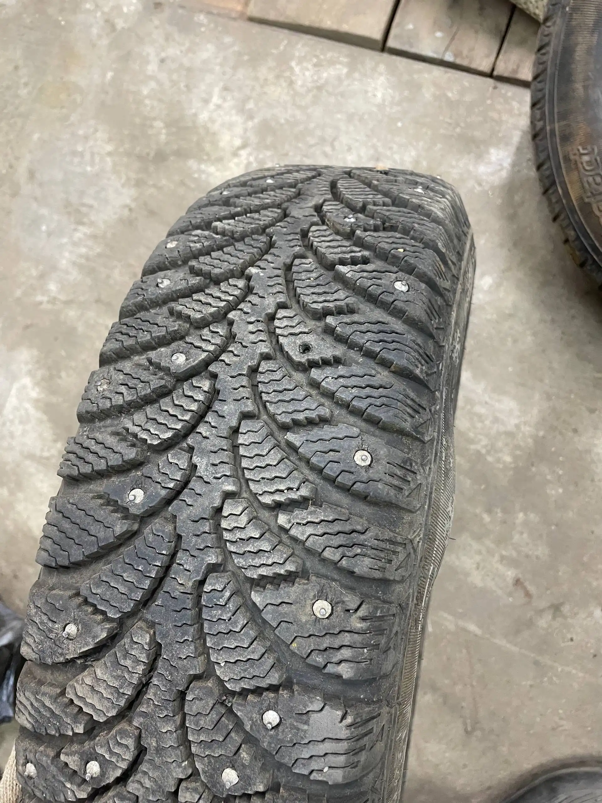 Два колеса R13 на зиму - Шины и диски (Авто) в Оренбург