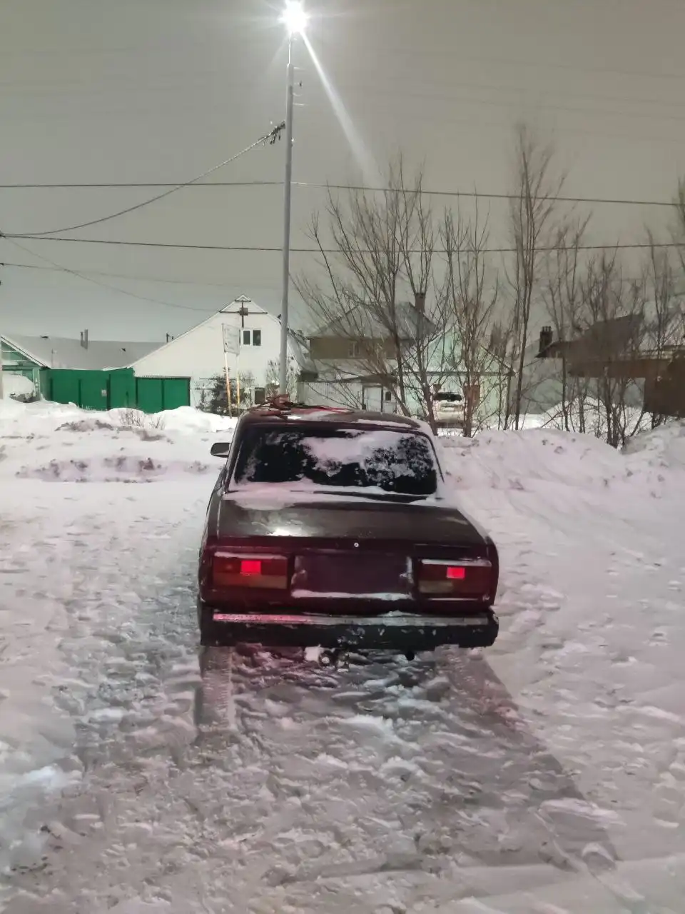 ВАЗ 2107 2002 года с зимней резиной и сабвуфером