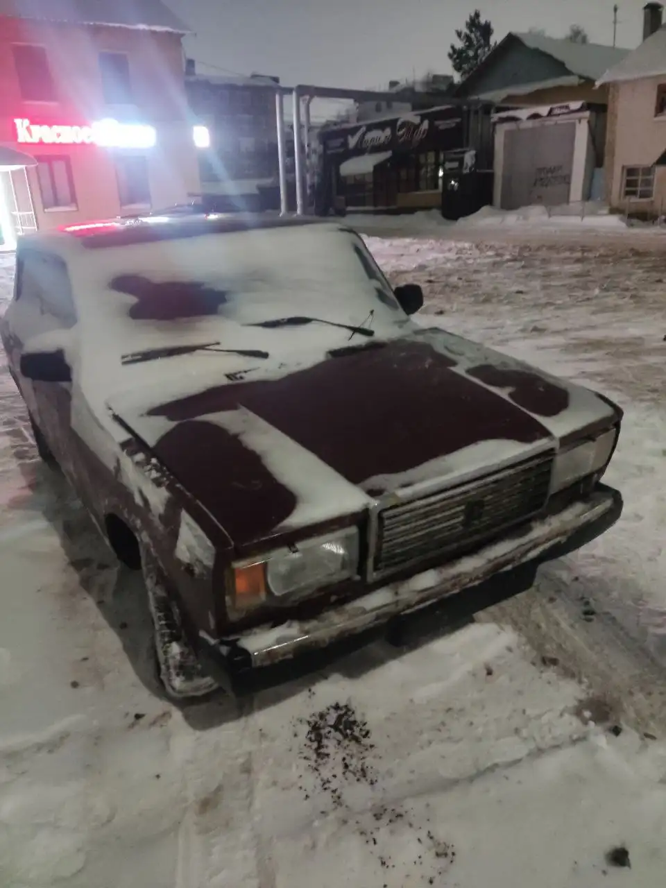 ВАЗ 2107 2002 года с зимней резиной и сабвуфером