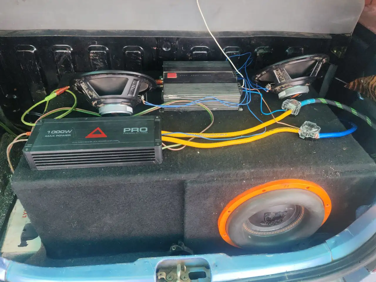 Продажа автомобиля с двумя комплектами колес и аудиосистемой - Авто в Оренбург