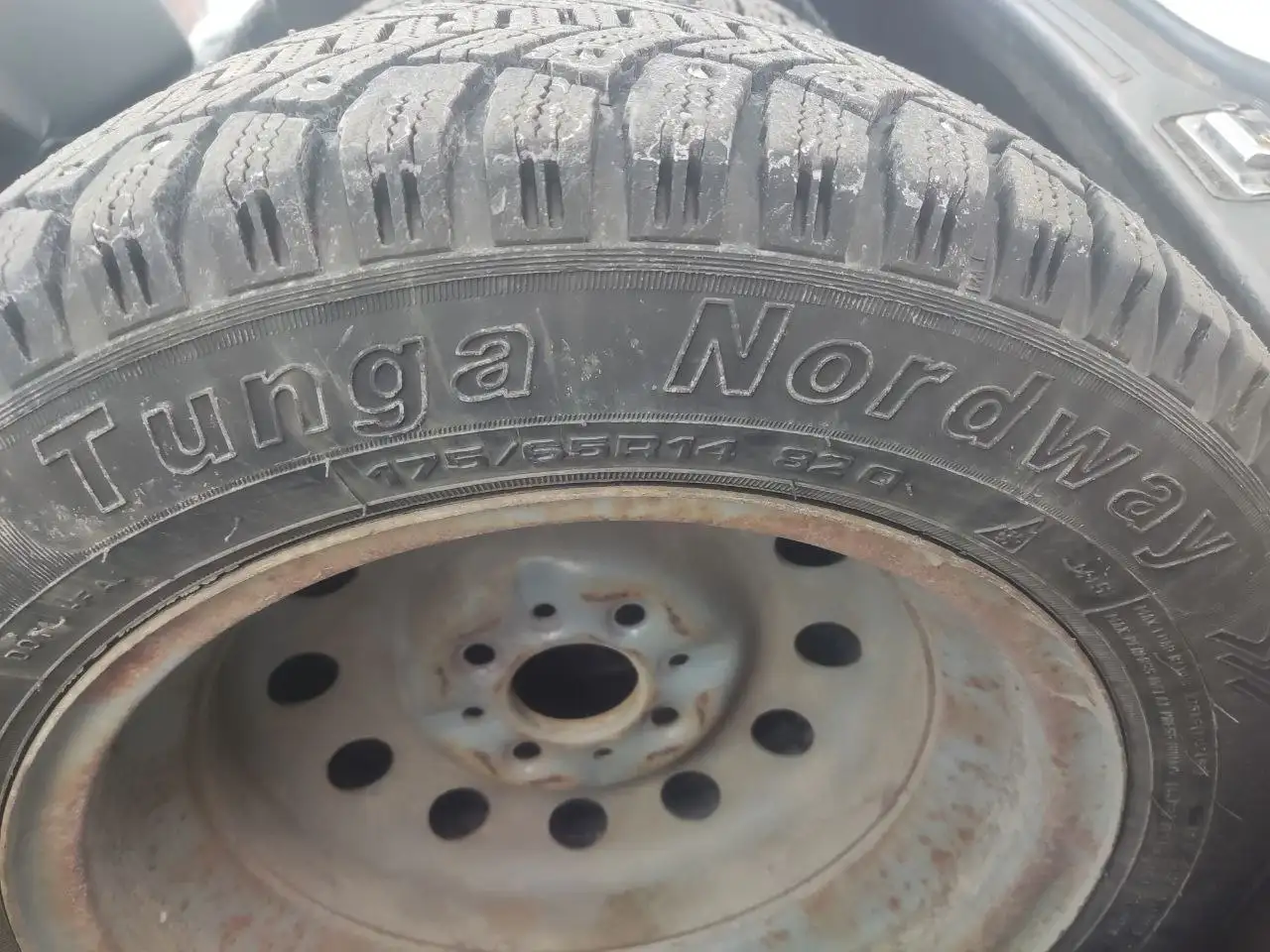 Продам зимние колеса R14 с шипами - Шины и диски (Авто) в Оренбург