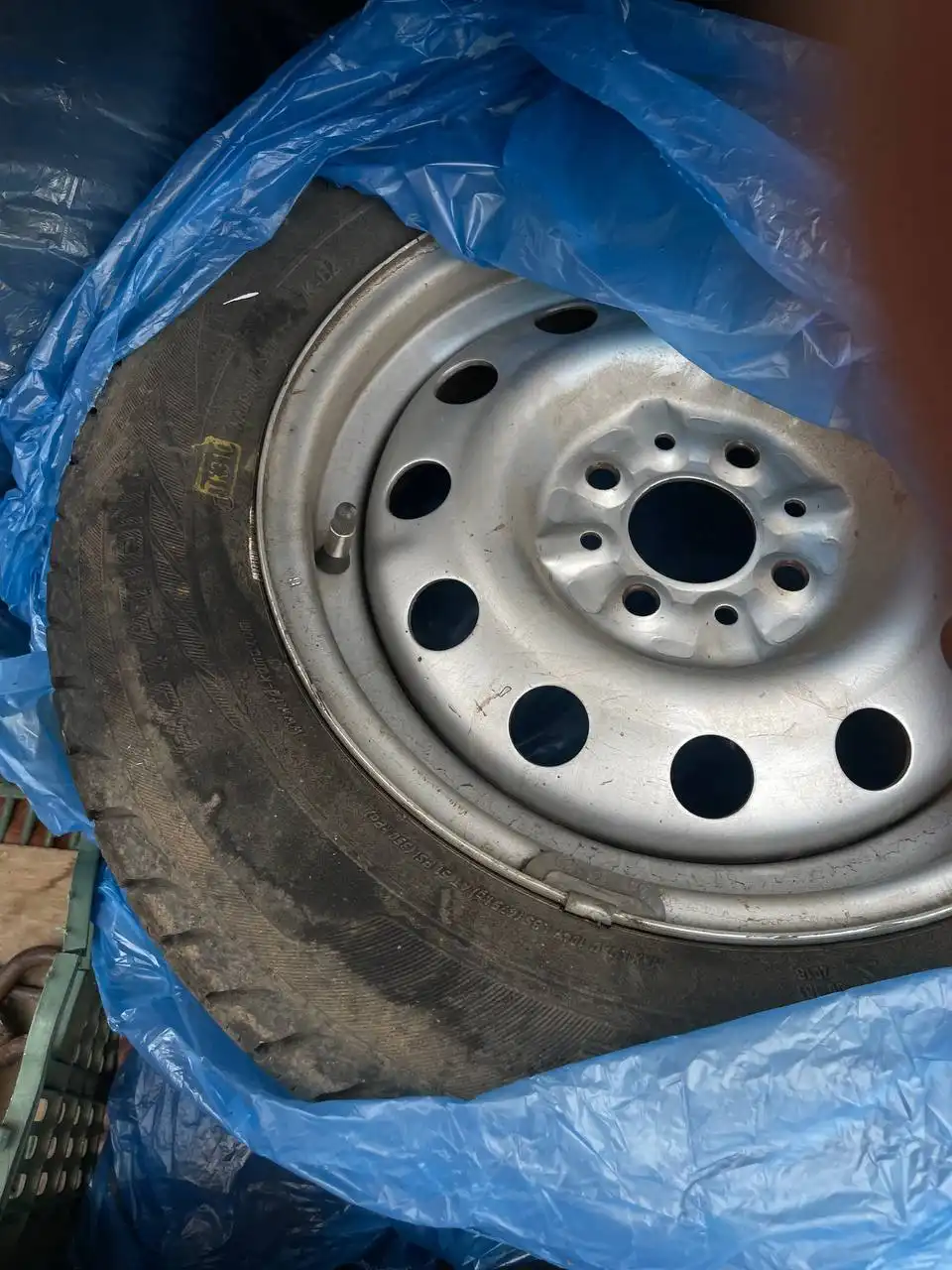 Продам летнюю резину и бампер Приора