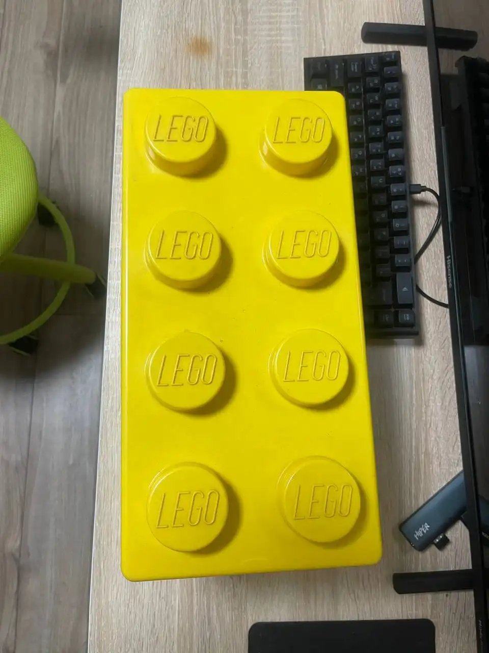 Продажа коробки Лего с редкой фигуркой