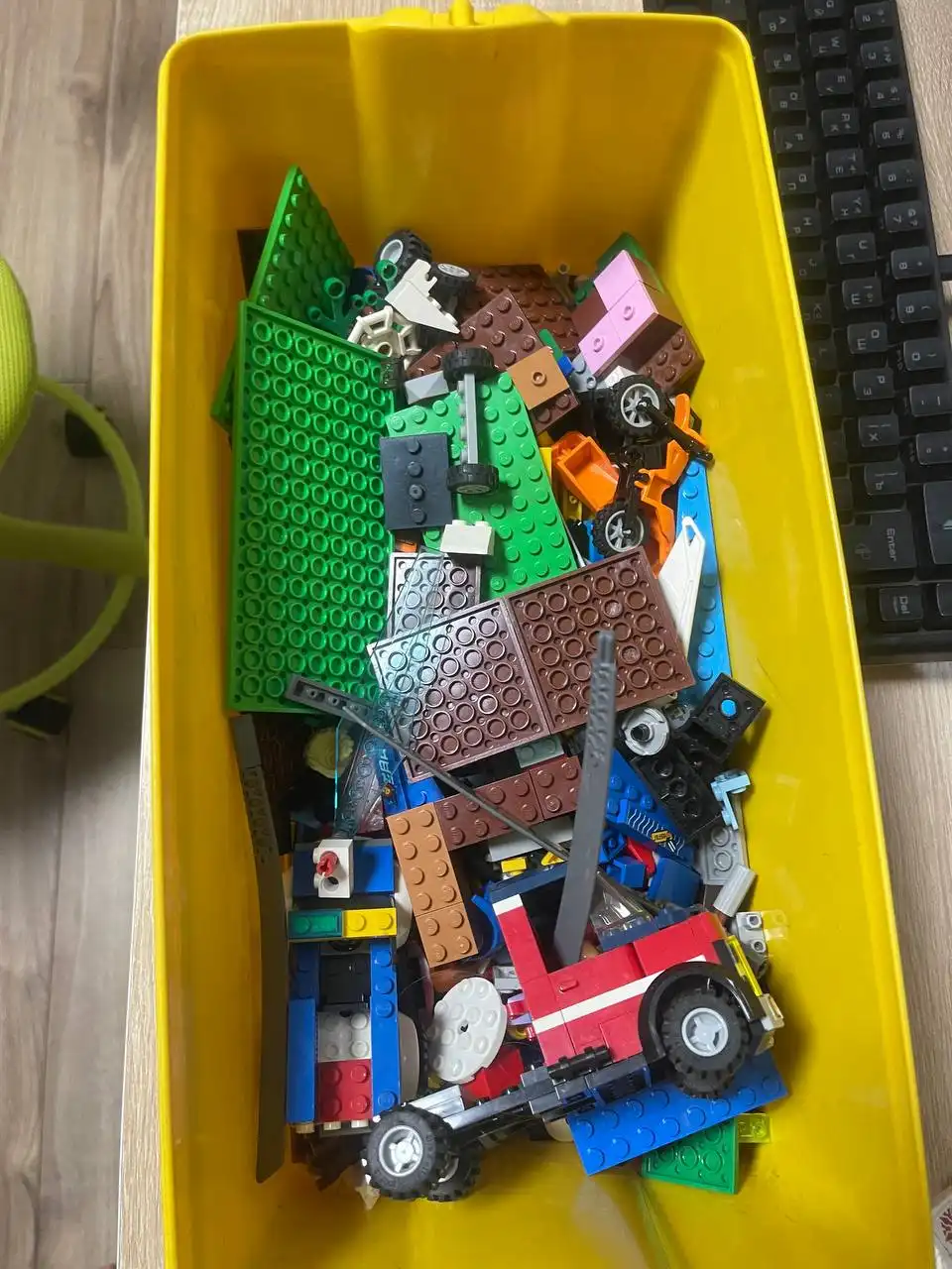 Продажа коробки Лего с редкой фигуркой