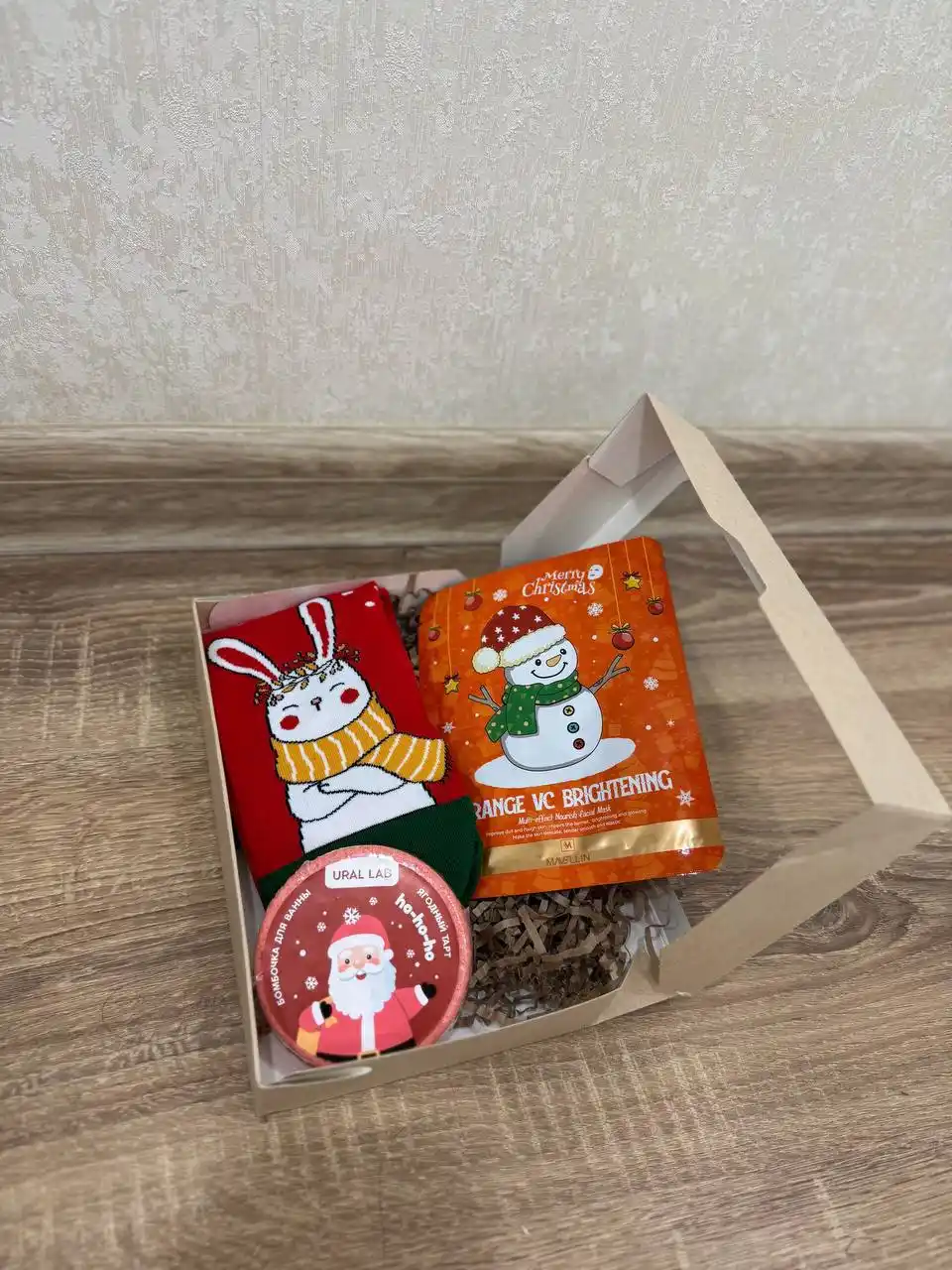 Новогодние носочки и косметические наборы