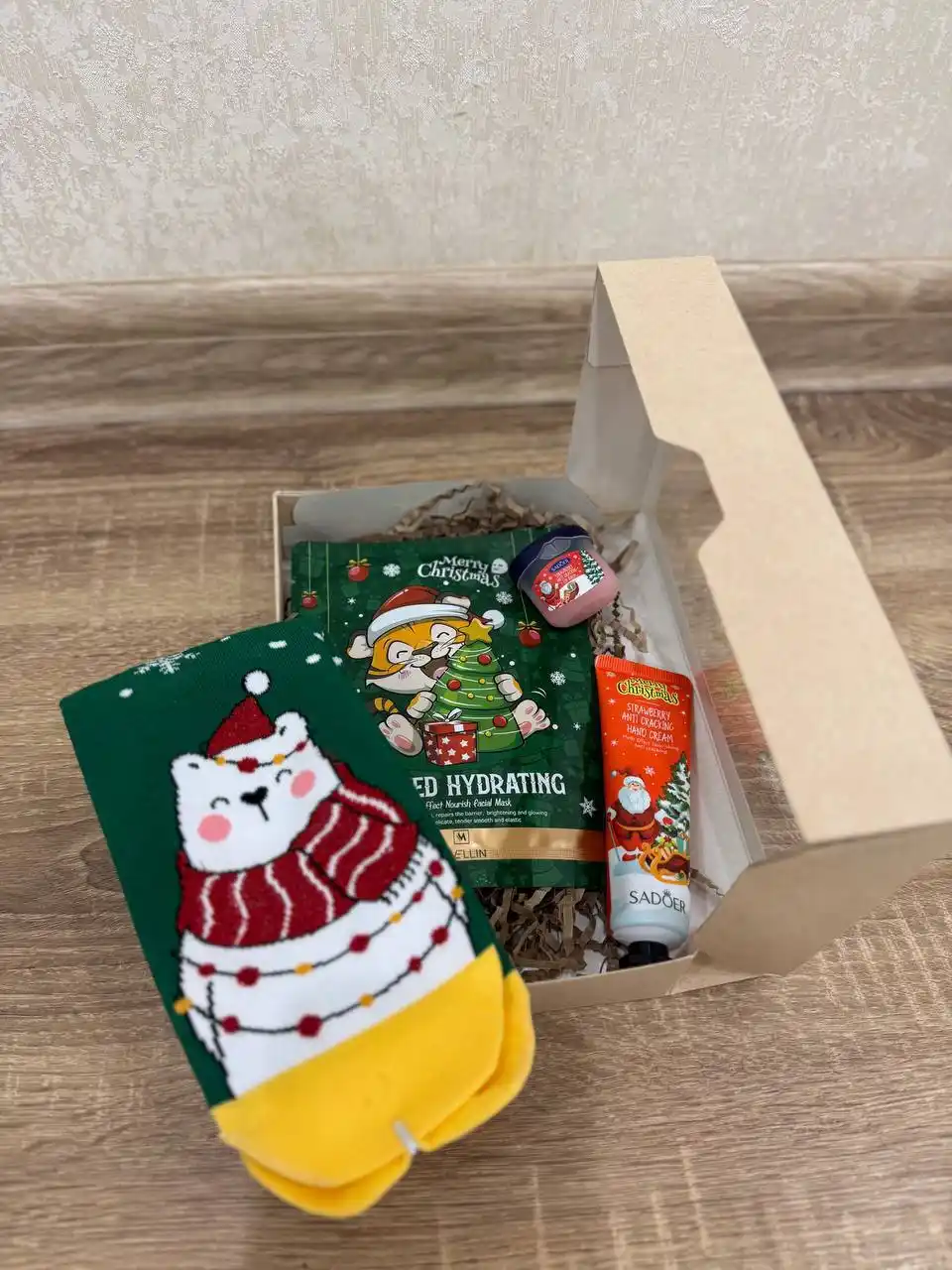 Новогодние носочки и косметические наборы