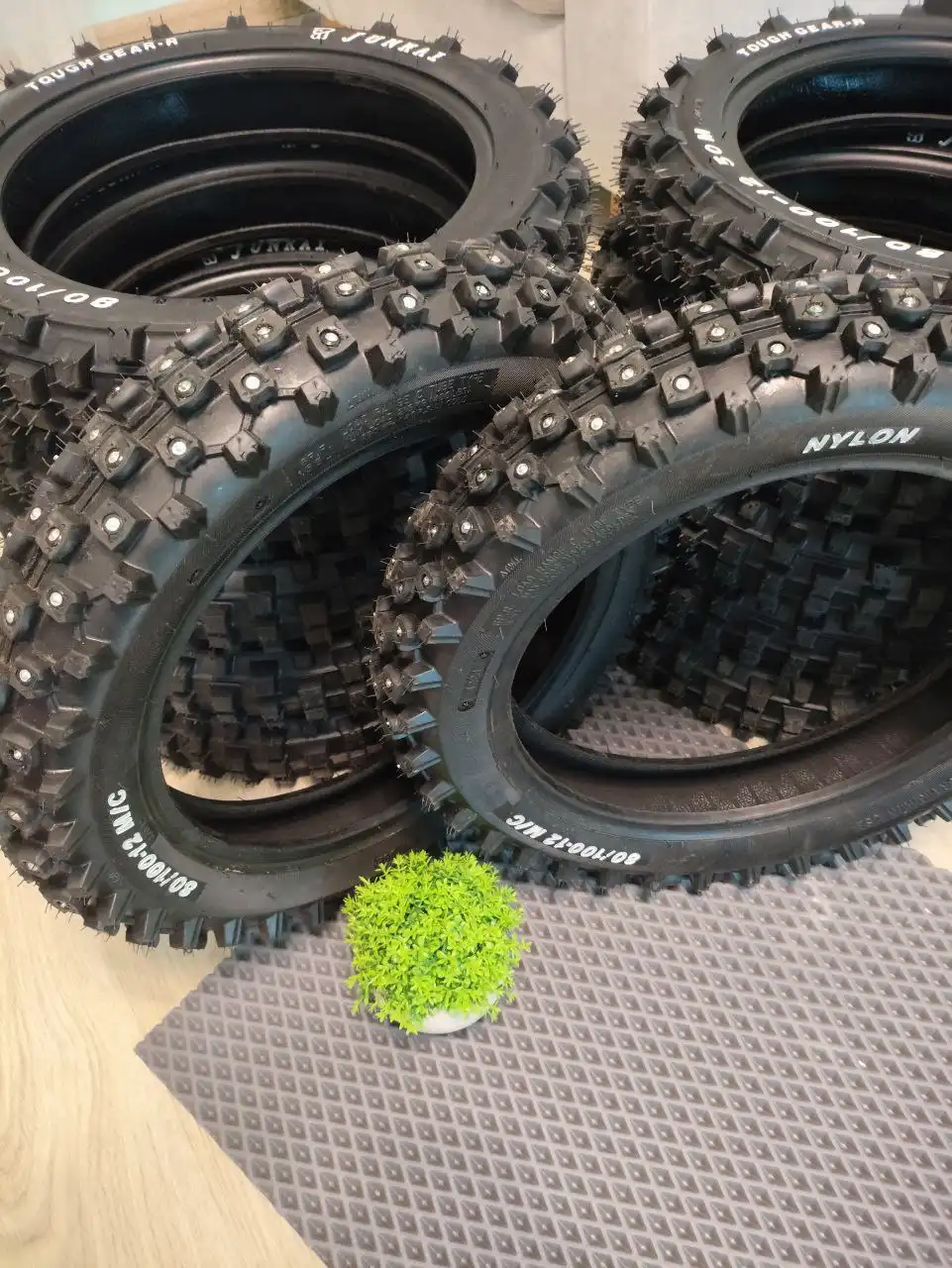 Зимние шипованные покрышки для электровелосипеда