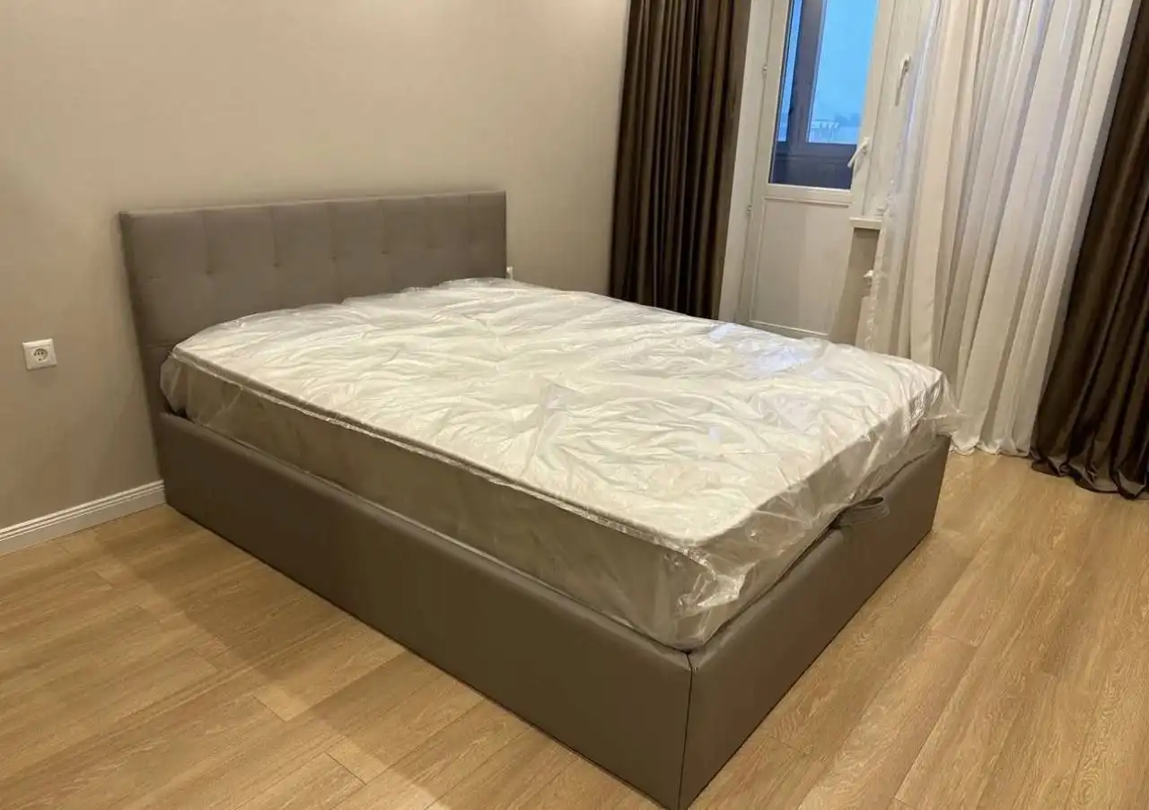 Новая кровать с матрасом и подъемным механизмом