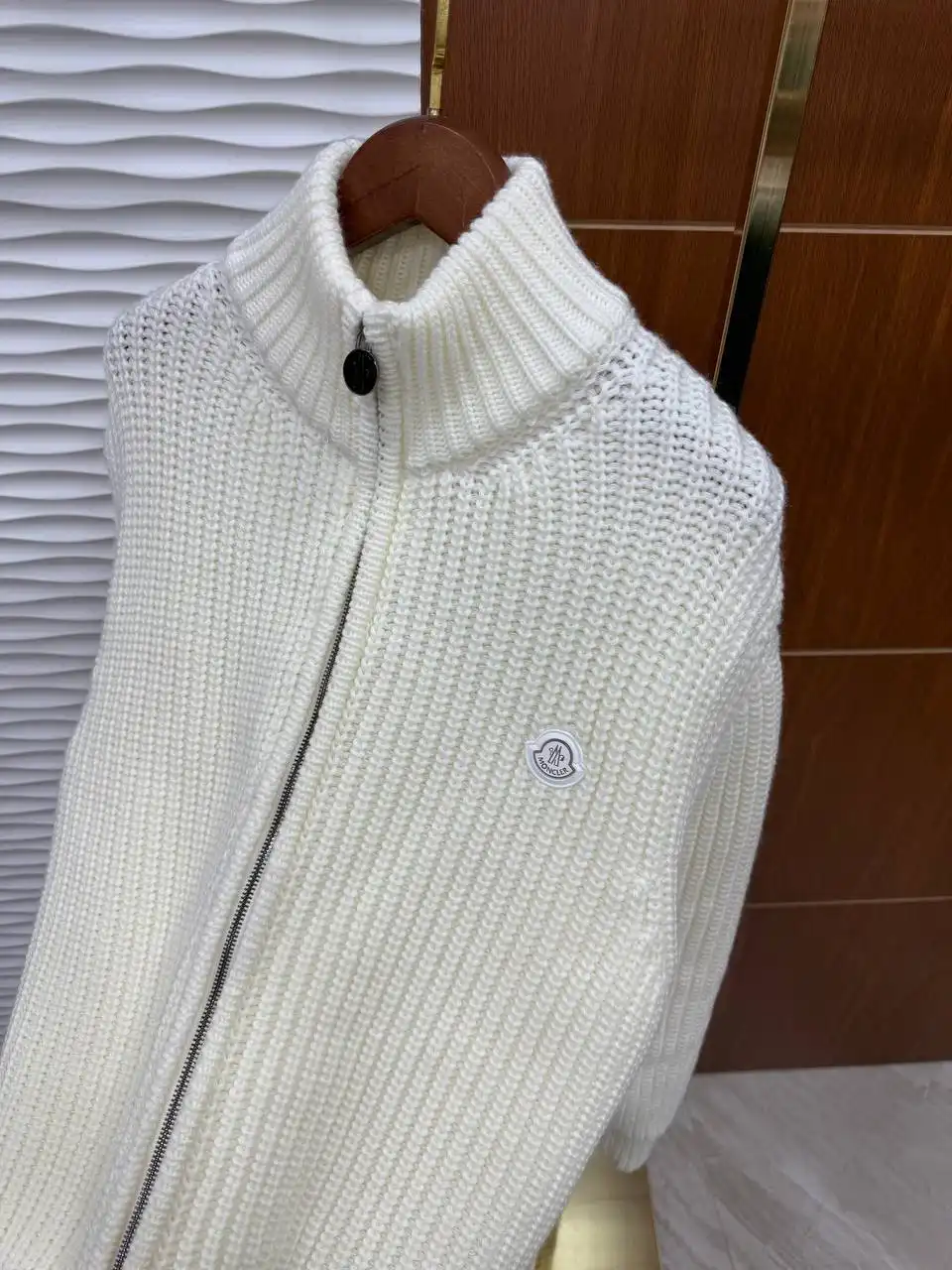 Продам вязаную кофту Moncler размер L