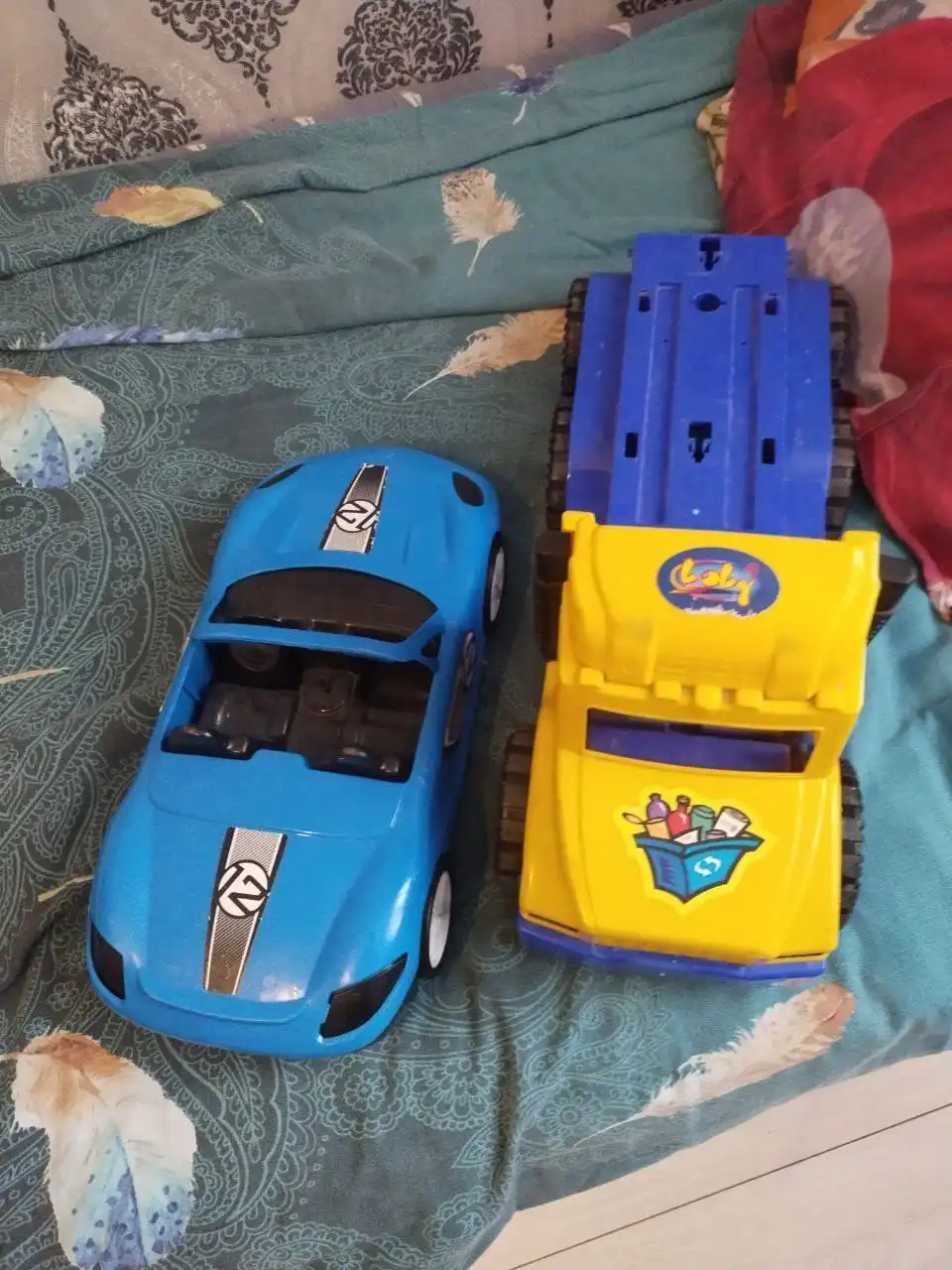 Детский стол со стульчиком и машинки