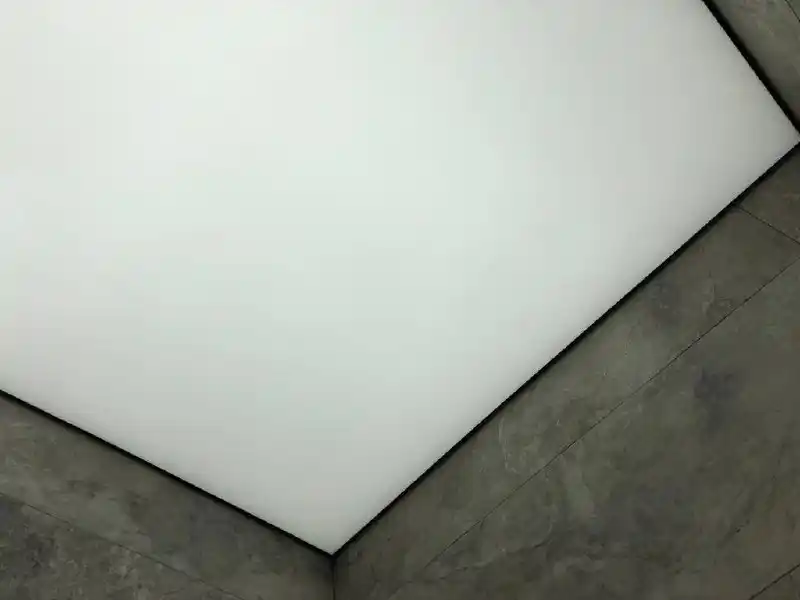 Натяжные потолки с освещением