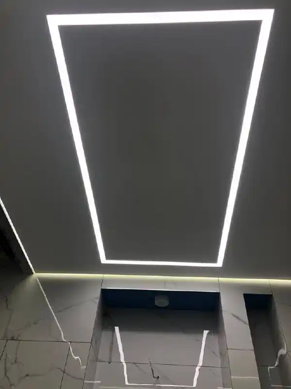 Натяжные потолки с освещением