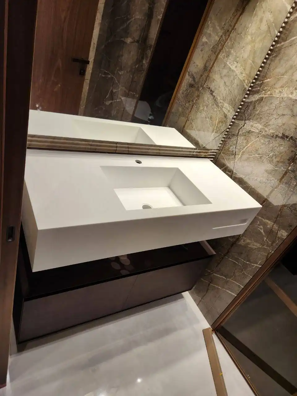 Изделия из акрилового камня и кварцевого агломерата от фабрики