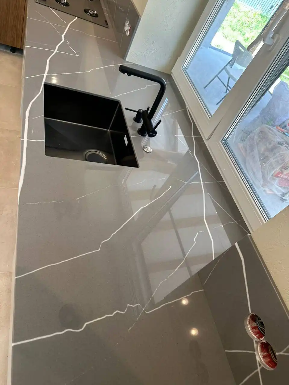 Изделия из акрилового камня и кварцевого агломерата от фабрики