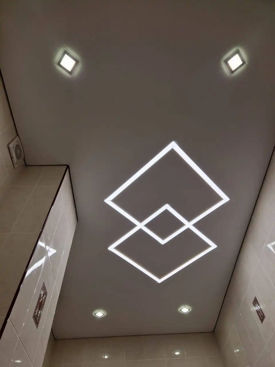 Монтаж натяжных потолков с освещением в Москве