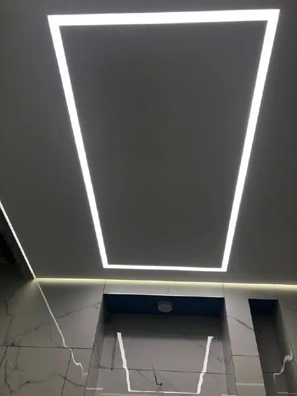 Монтаж натяжных потолков с освещением в Москве