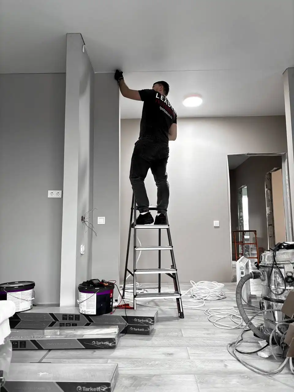 Монтаж натяжных потолков с дизайном и освещением