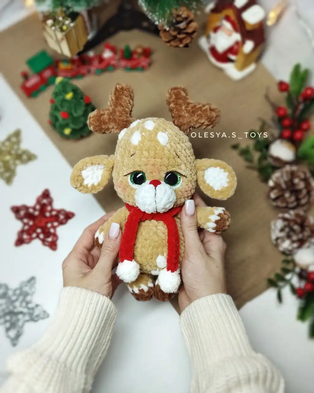 Вязаная игрушка Оленёнок с ёлочкой