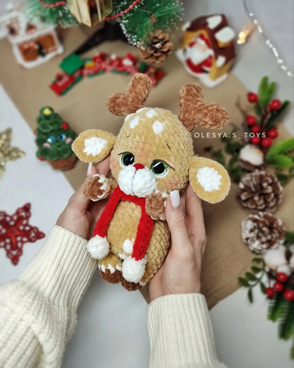 Вязаная игрушка Оленёнок с ёлочкой